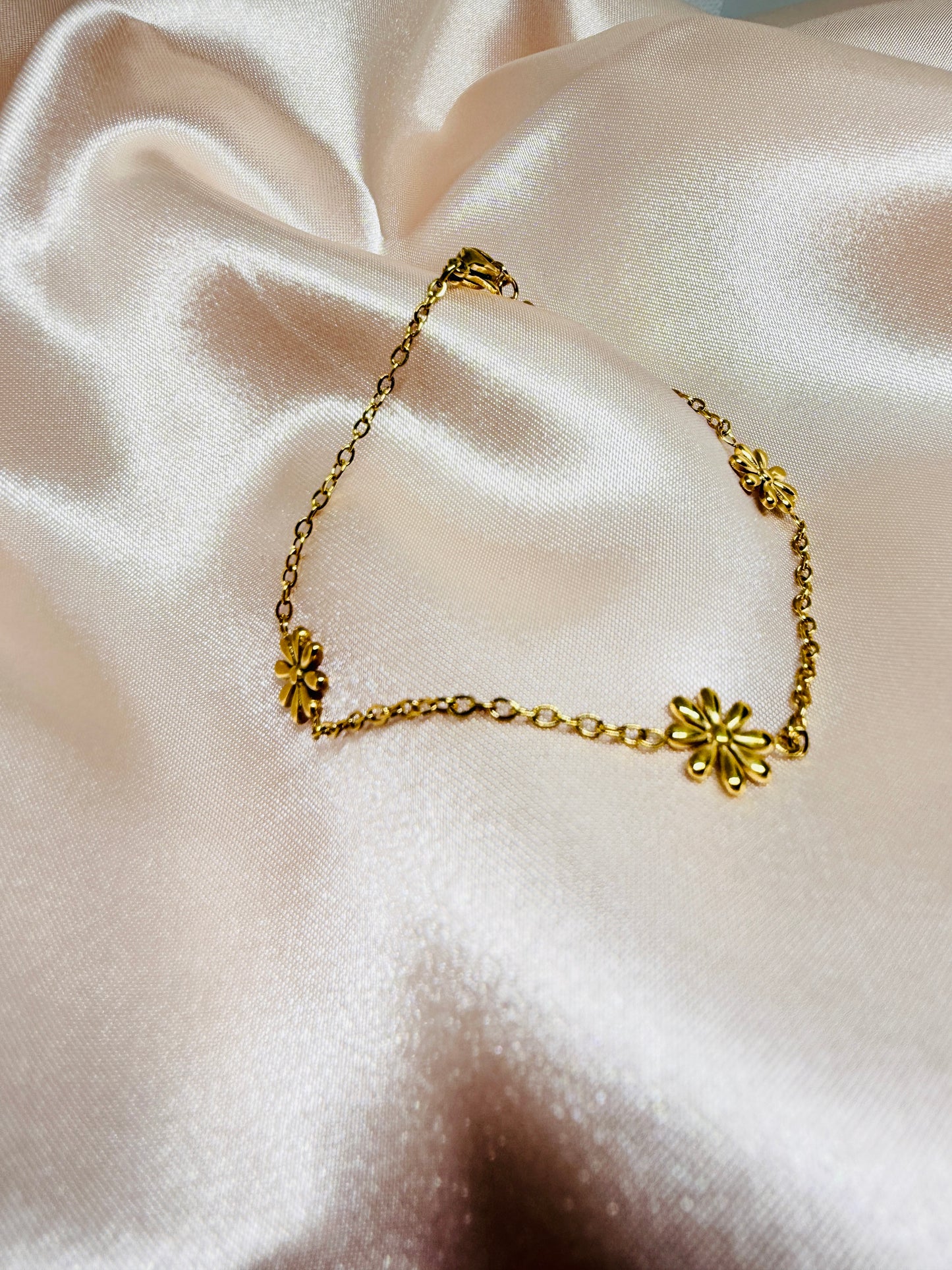 Daisy flower bracelet