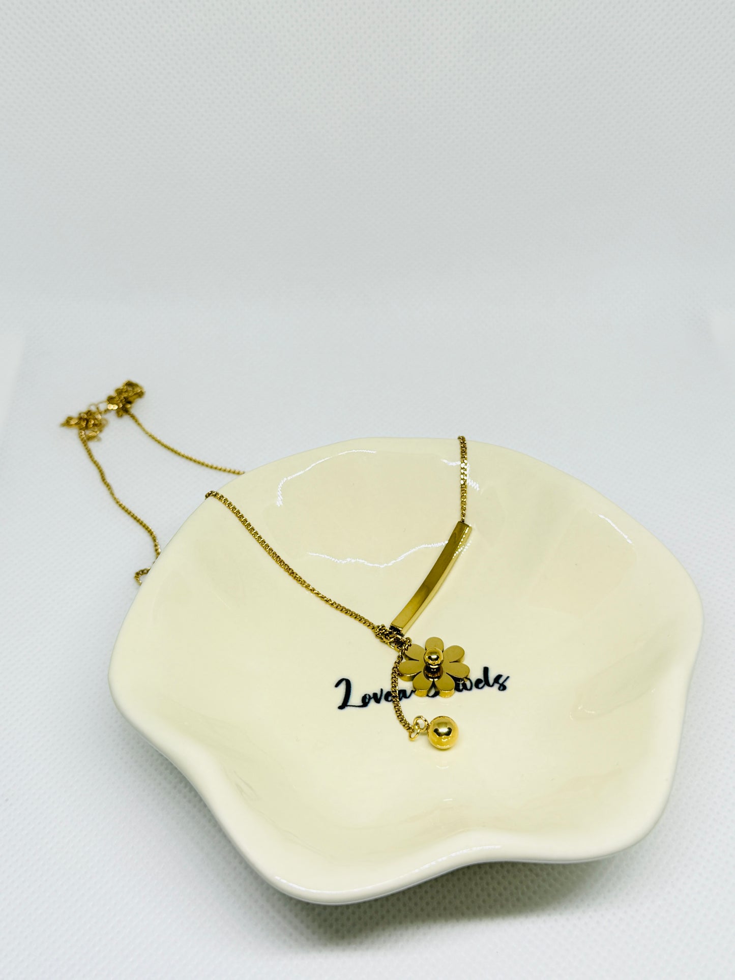 Floral daisy charm necklace
