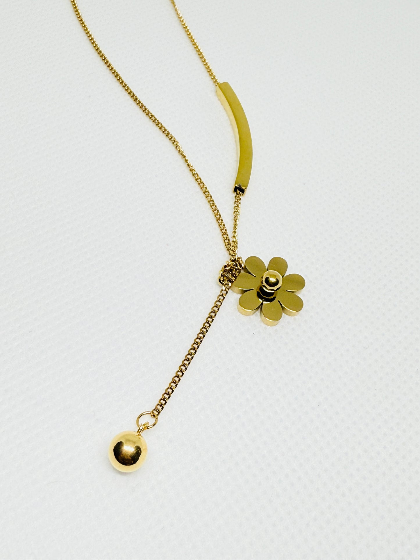 Floral daisy charm necklace