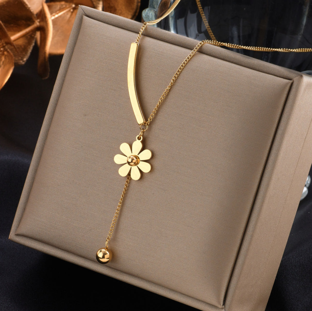 Floral daisy charm necklace