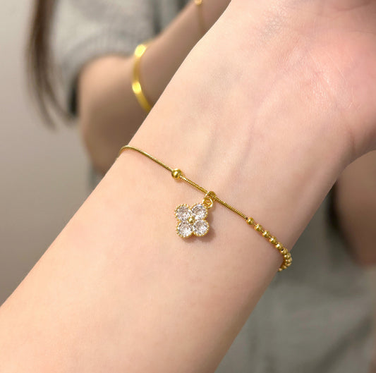 Clover charm bracelet
