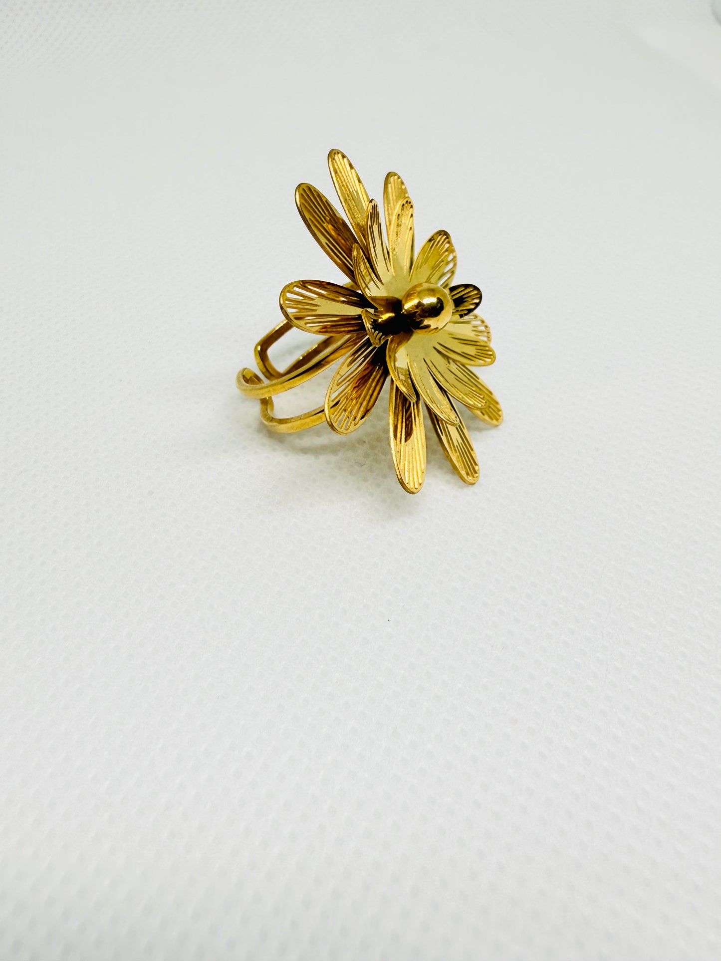Elegant floral ring