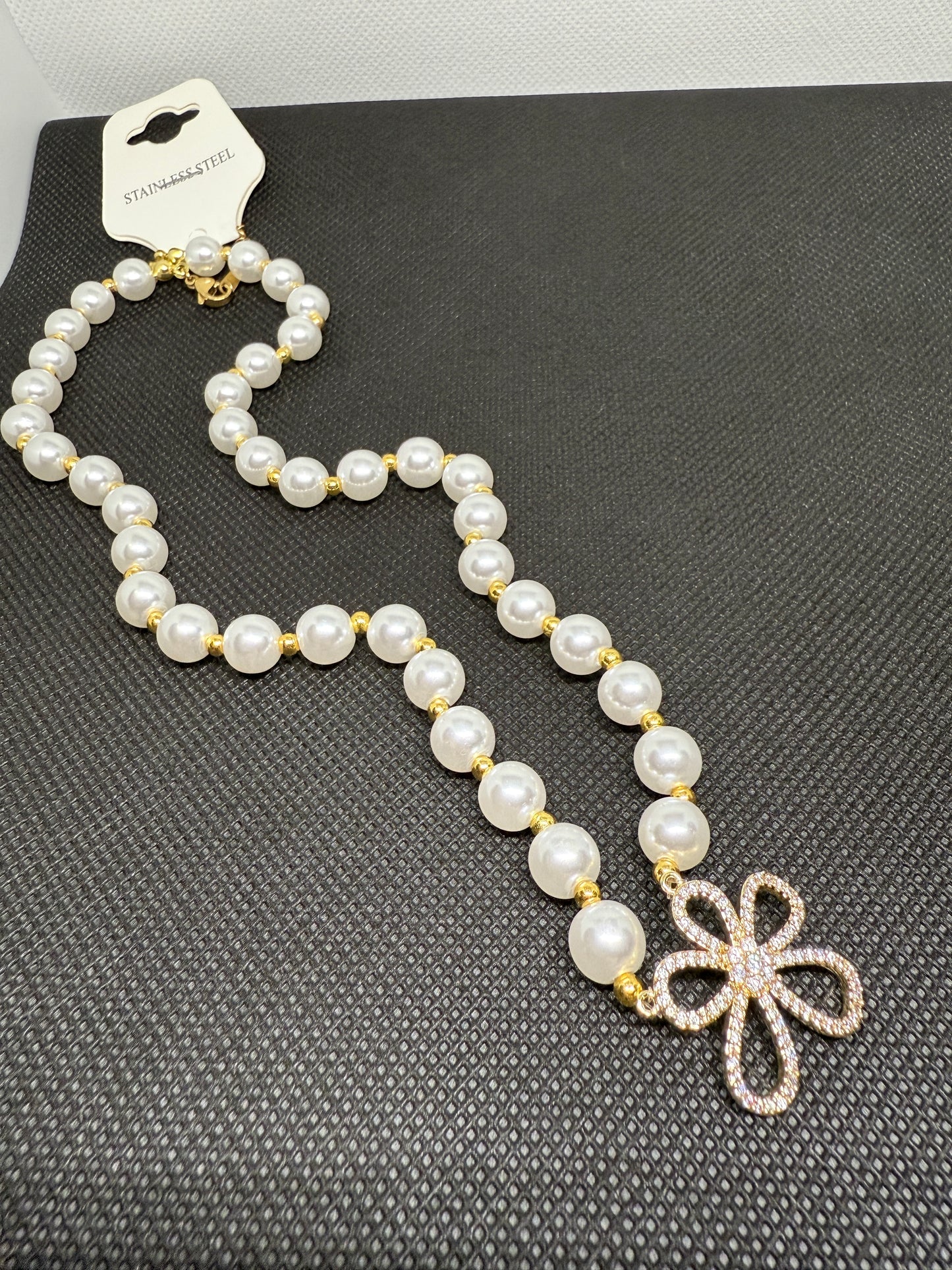 Flower pearl pendant