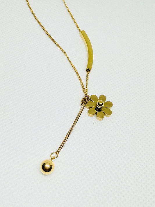 Floral daisy charm necklace