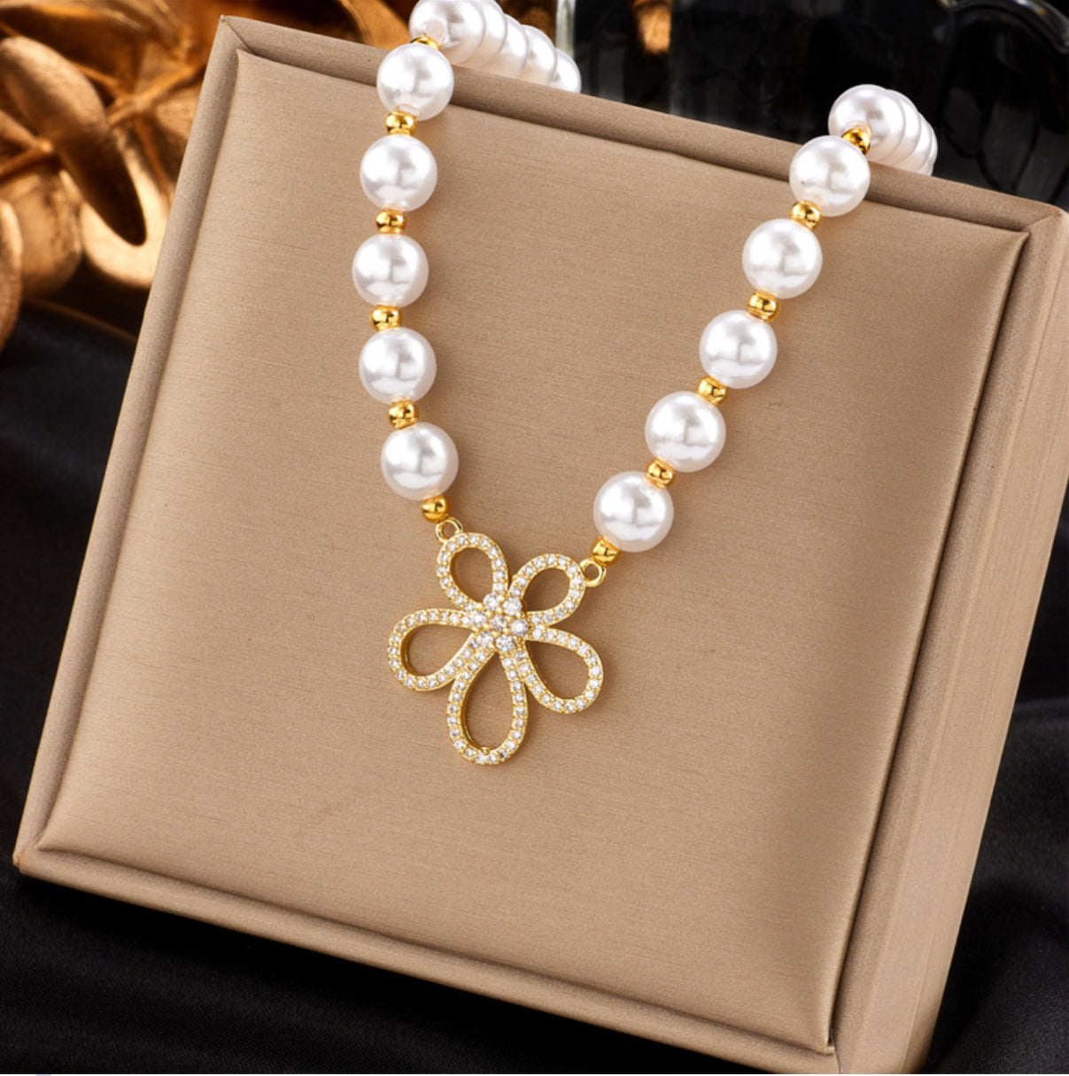 Flower pearl pendant