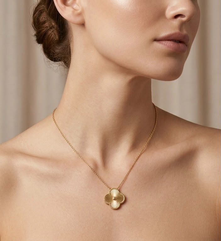 Clover Pendant Golden