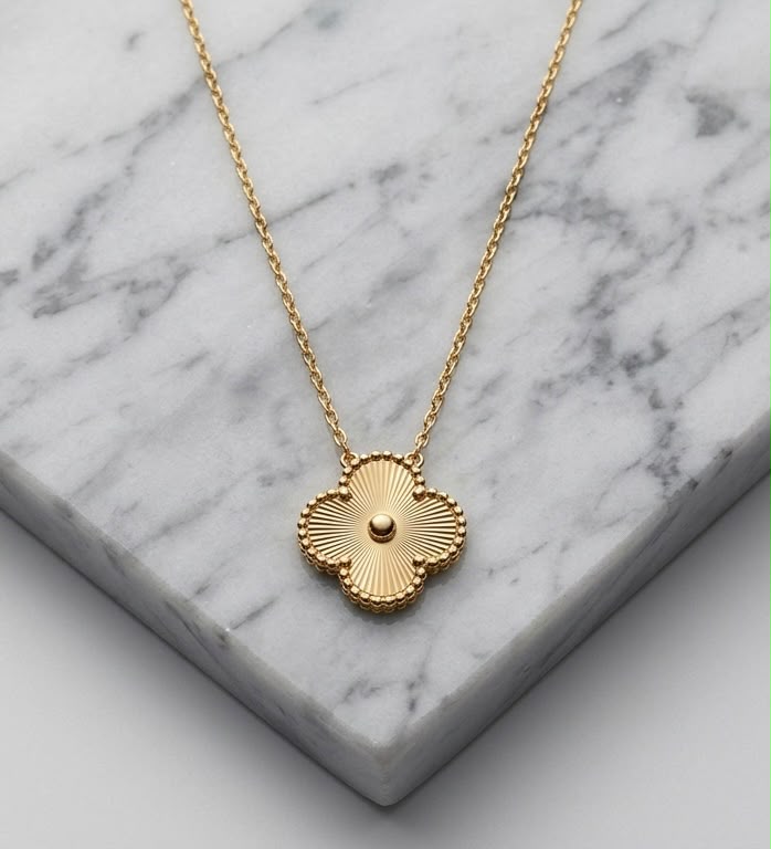 Clover Pendant Golden