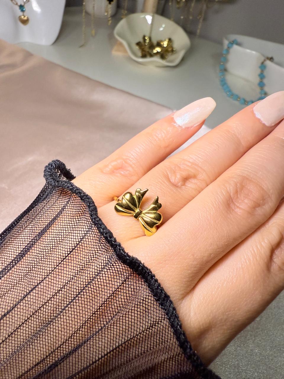 Bow accent ring
